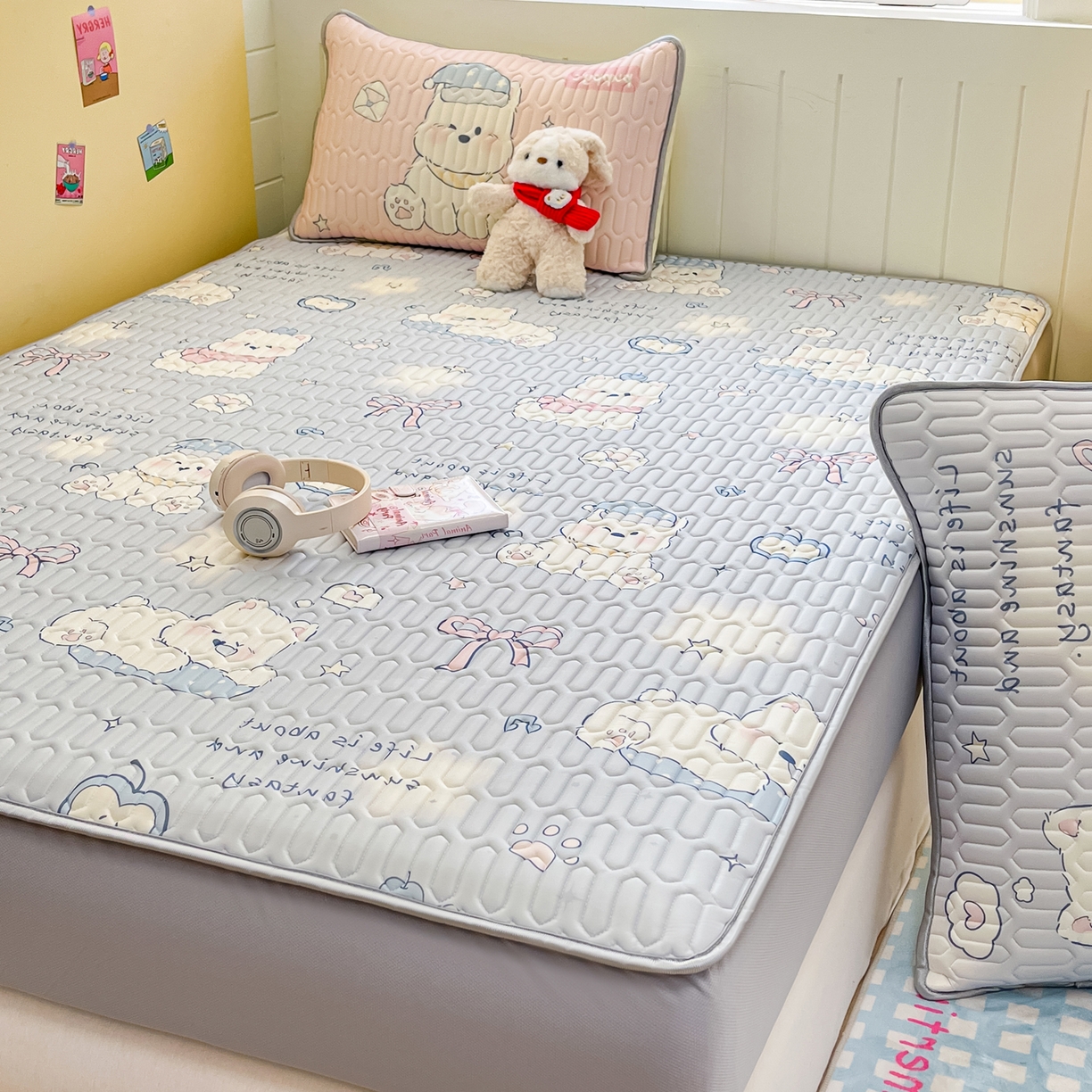 91家纺网 家纺一手货源 找家纺 摩妮卡 2026春夏新款凉感丝印花小清新乳胶凉席席子床笠款三件套 晚安狗狗