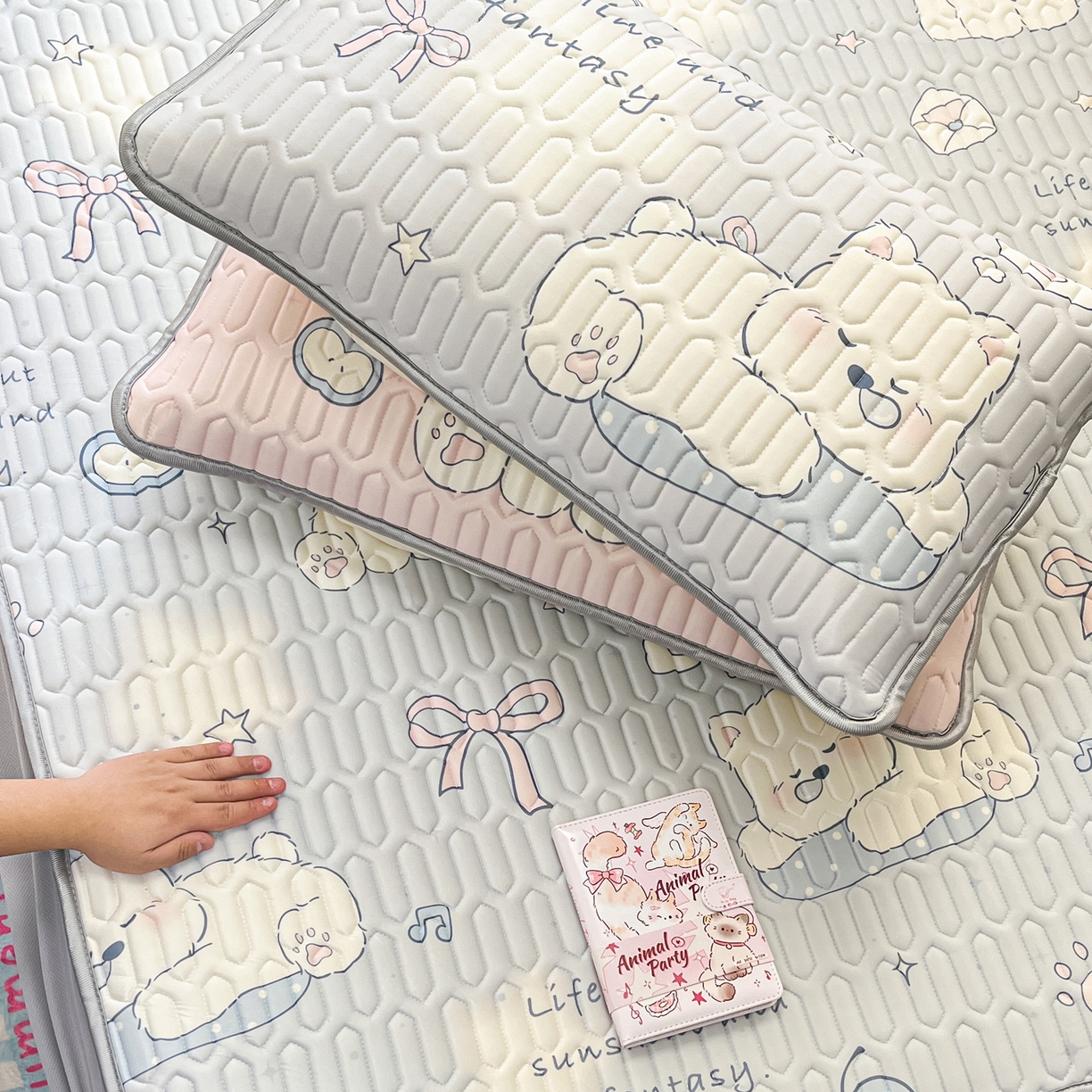 91家纺网 家纺一手货源 找家纺 摩妮卡 2026春夏新款凉感丝印花小清新乳胶凉席席子床笠款三件套 晚安狗狗