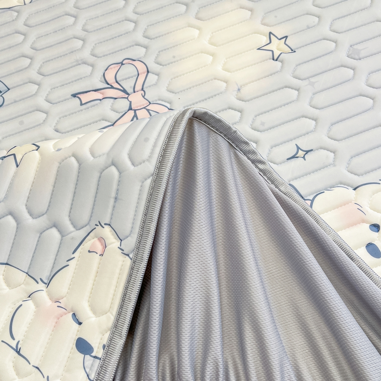 91家纺网 家纺一手货源 找家纺 摩妮卡 2026春夏新款凉感丝印花小清新乳胶凉席席子床笠款三件套 晚安狗狗