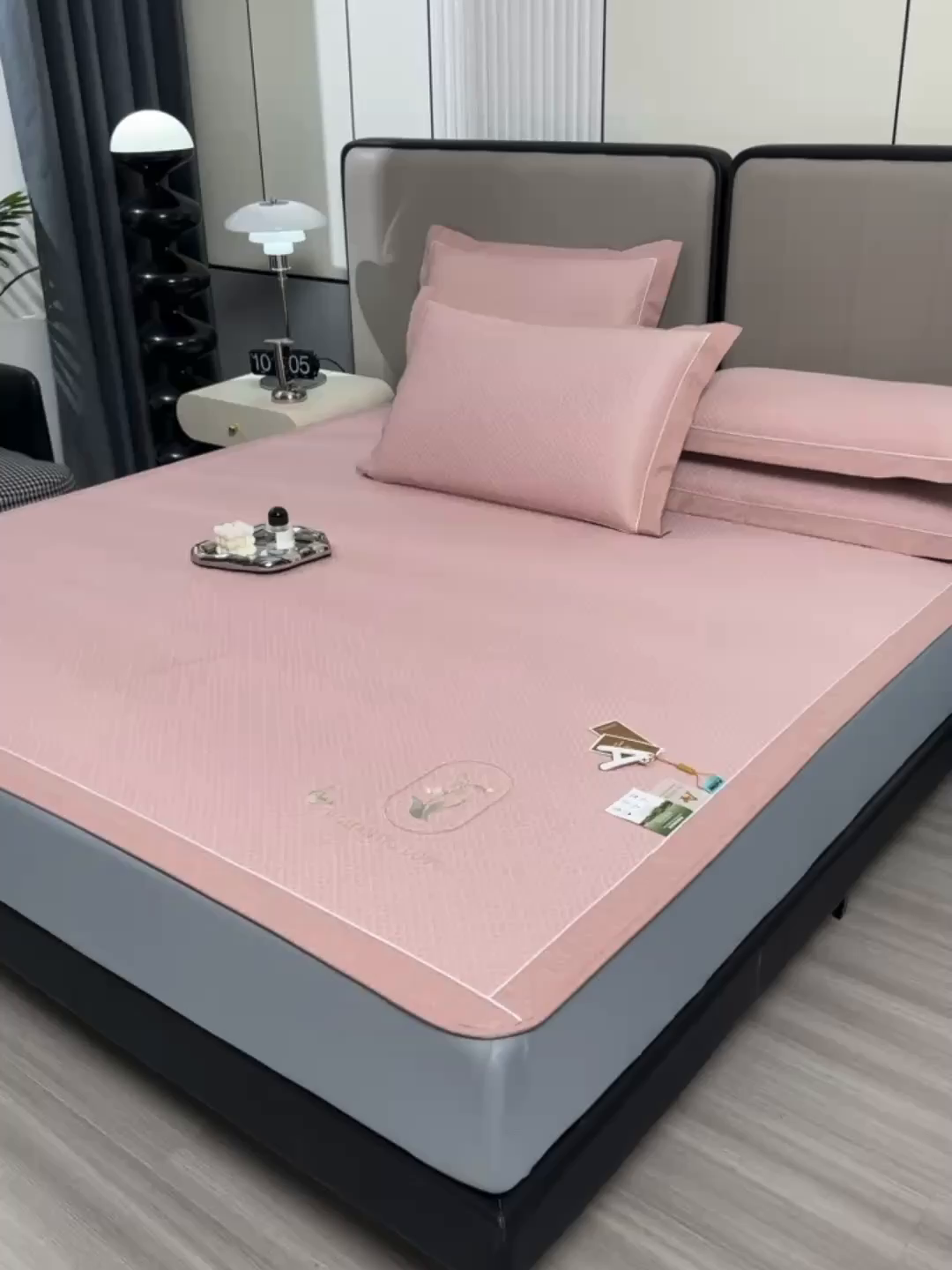 91家纺网 家纺一手货源 找家纺 小牛席业 2026新款轻奢风铃兰冷感豆豆席系列（床笠款）凉席藤席冰藤席冰丝席竹席乳胶席豆豆 粉色