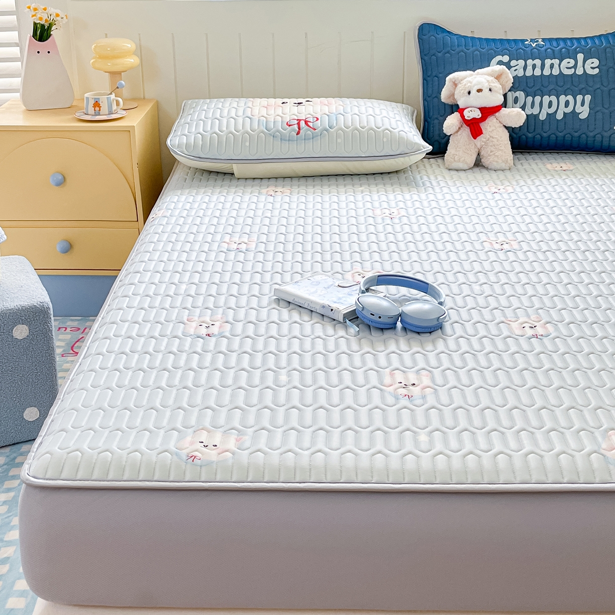 91家纺网 家纺一手货源 找家纺 摩妮卡 2026春夏新款凉感丝印花小清新乳胶凉席席子床笠款三件套 微笑耶耶