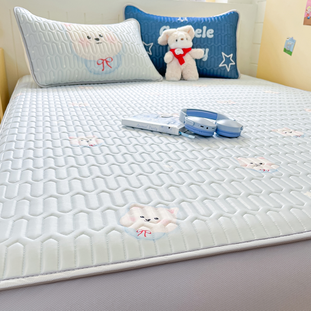 91家纺网 家纺一手货源 找家纺 摩妮卡 2026春夏新款凉感丝印花小清新乳胶凉席席子床笠款三件套 微笑耶耶