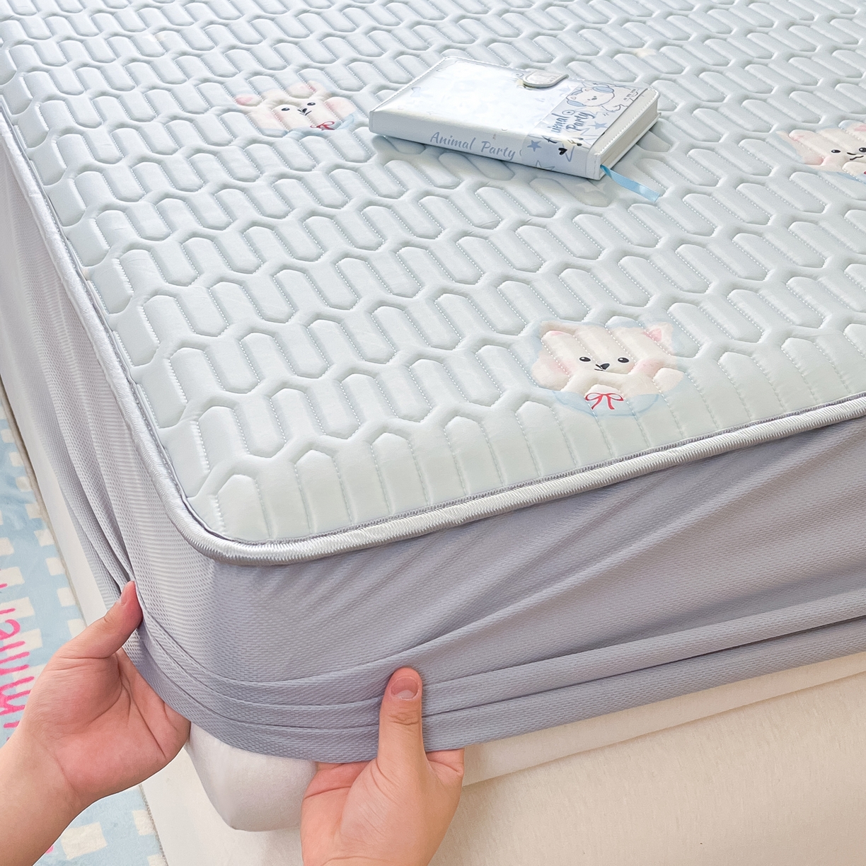 91家纺网 家纺一手货源 找家纺 摩妮卡 2026春夏新款凉感丝印花小清新乳胶凉席席子床笠款三件套 微笑耶耶