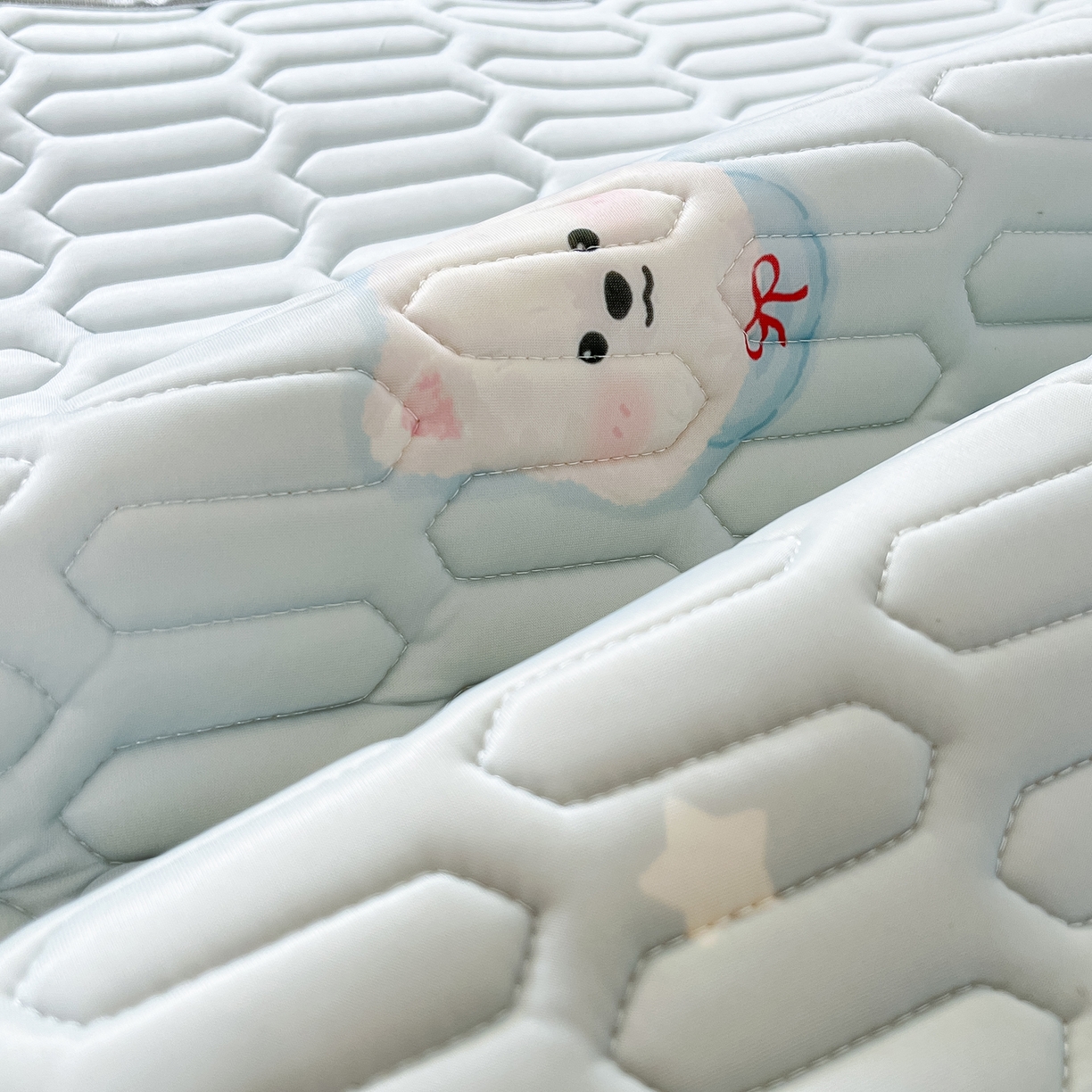 91家纺网 家纺一手货源 找家纺 摩妮卡 2026春夏新款凉感丝印花小清新乳胶凉席席子床笠款三件套 微笑耶耶