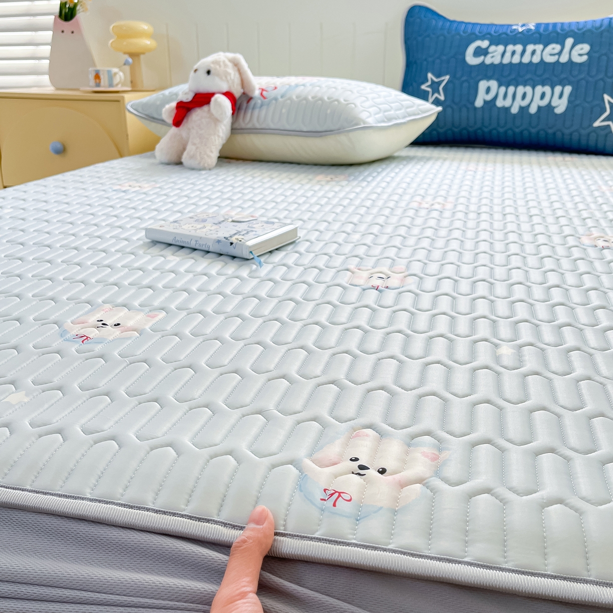 91家纺网 家纺一手货源 找家纺 摩妮卡 2026春夏新款凉感丝印花小清新乳胶凉席席子床笠款三件套 微笑耶耶