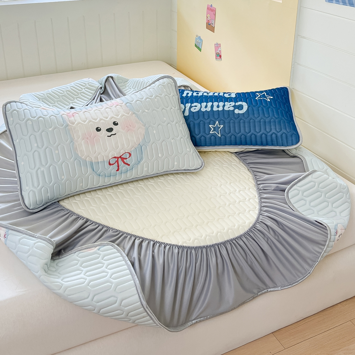 91家纺网 家纺一手货源 找家纺 摩妮卡 2026春夏新款凉感丝印花小清新乳胶凉席席子床笠款三件套 微笑耶耶