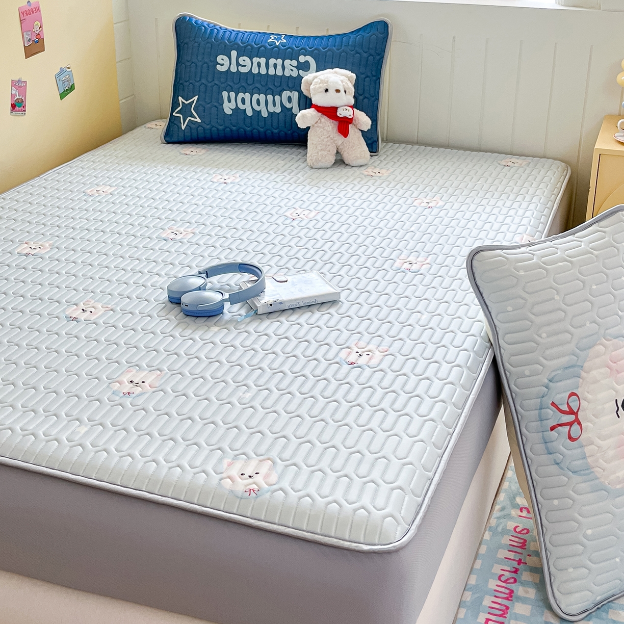 91家纺网 家纺一手货源 找家纺 摩妮卡 2026春夏新款凉感丝印花小清新乳胶凉席席子床笠款三件套 微笑耶耶