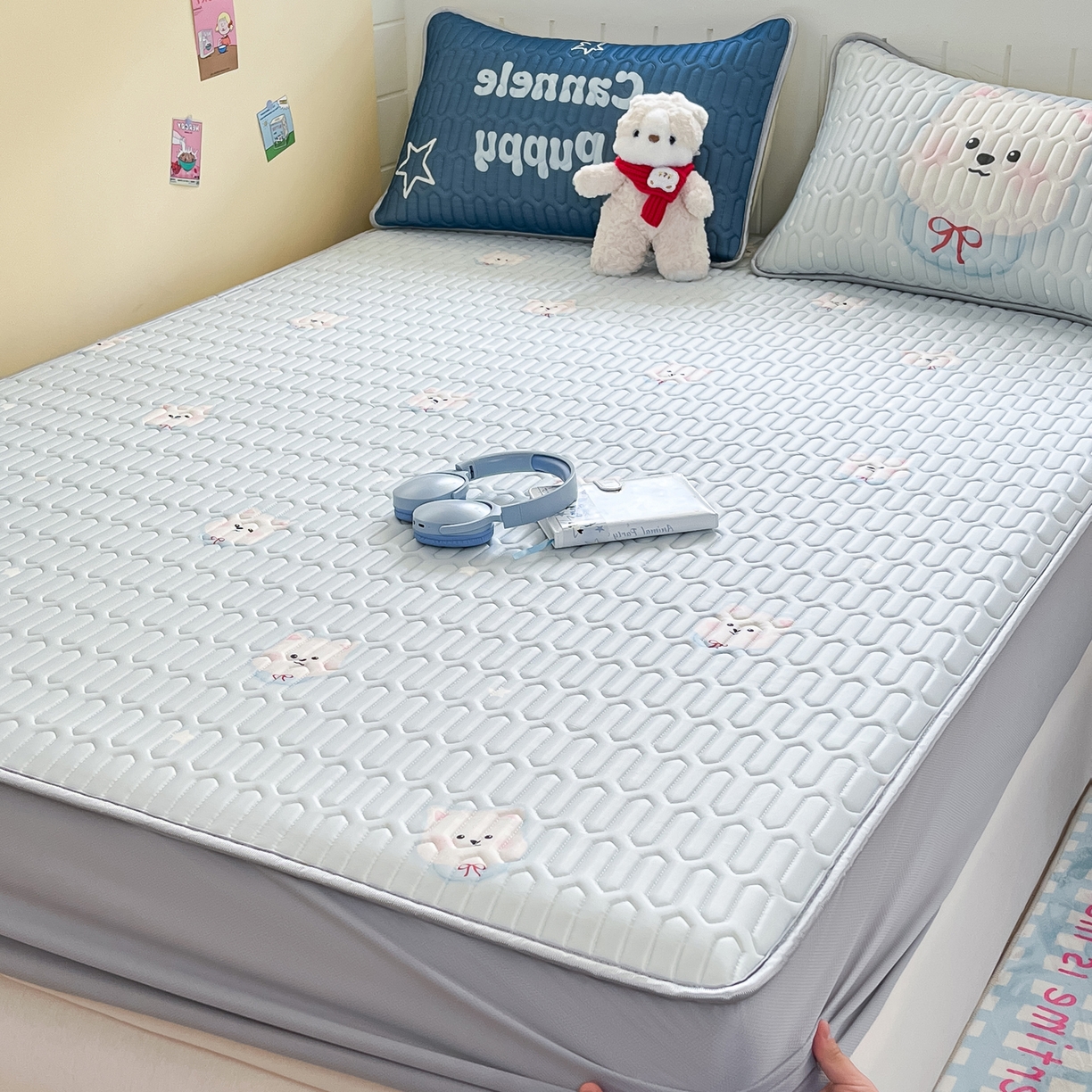 91家纺网 家纺一手货源 找家纺 摩妮卡 2026春夏新款凉感丝印花小清新乳胶凉席席子床笠款三件套 微笑耶耶