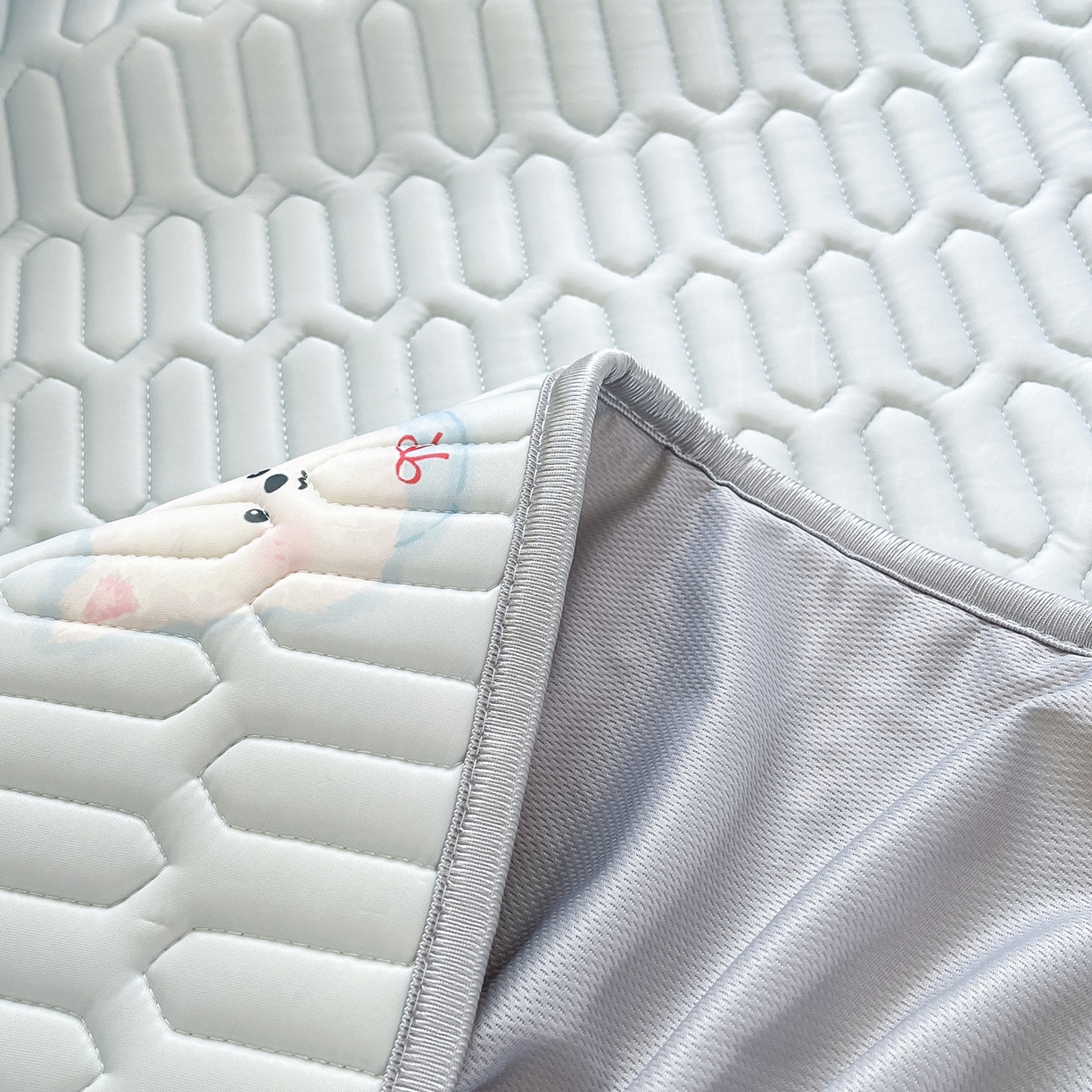 91家纺网 家纺一手货源 找家纺 摩妮卡 2026春夏新款凉感丝印花小清新乳胶凉席席子床笠款三件套 微笑耶耶