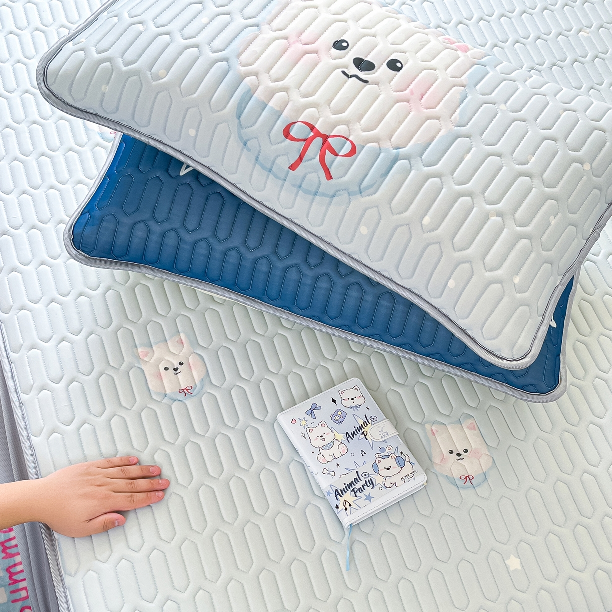 91家纺网 家纺一手货源 找家纺 摩妮卡 2026春夏新款凉感丝印花小清新乳胶凉席席子床笠款三件套 微笑耶耶