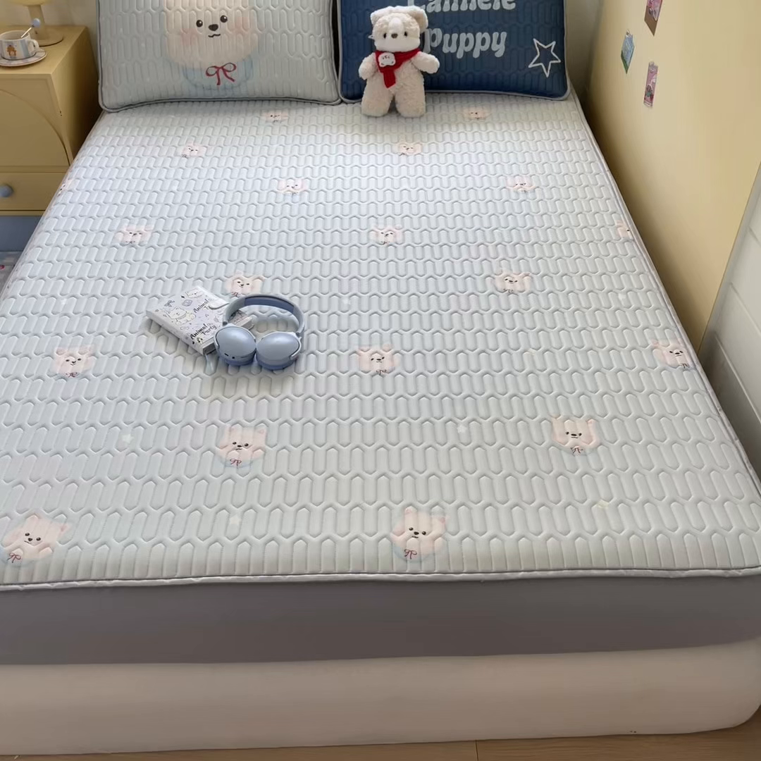 91家纺网 家纺一手货源 找家纺 摩妮卡 2026春夏新款凉感丝印花小清新乳胶凉席席子床笠款三件套 微笑耶耶