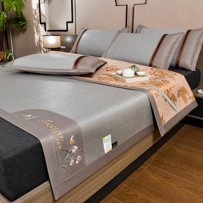 91家纺网 家纺一手货源 找家纺 小牛席业 2026新款小苍兰冰藤-双面席系列凉席藤席冰藤席冰丝席竹席乳胶席凉感豆豆席 小苍兰清香冰藤席-银灰