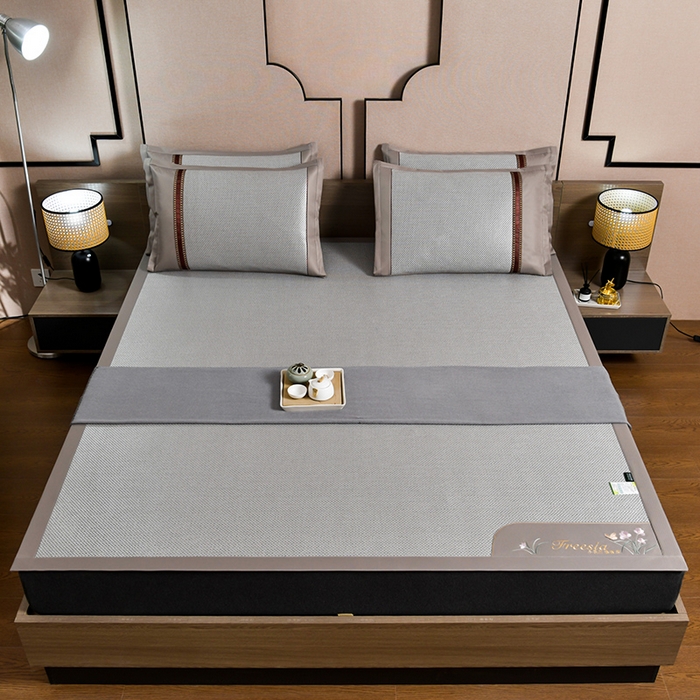 91家纺网 家纺一手货源 找家纺 小牛席业 2026新款小苍兰冰藤-双面席系列凉席藤席冰藤席冰丝席竹席乳胶席凉感豆豆席 小苍兰清香冰藤席-银灰