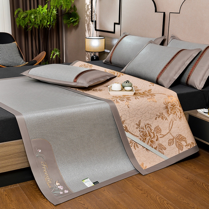 91家纺网 家纺一手货源 找家纺 小牛席业 2026新款小苍兰冰藤-双面席系列凉席藤席冰藤席冰丝席竹席乳胶席凉感豆豆席 小苍兰清香冰藤席-银灰