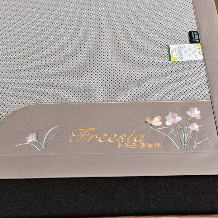 91家纺网 家纺一手货源 找家纺 小牛席业 2026新款小苍兰冰藤-双面席系列凉席藤席冰藤席冰丝席竹席乳胶席凉感豆豆席 小苍兰清香冰藤席-银灰