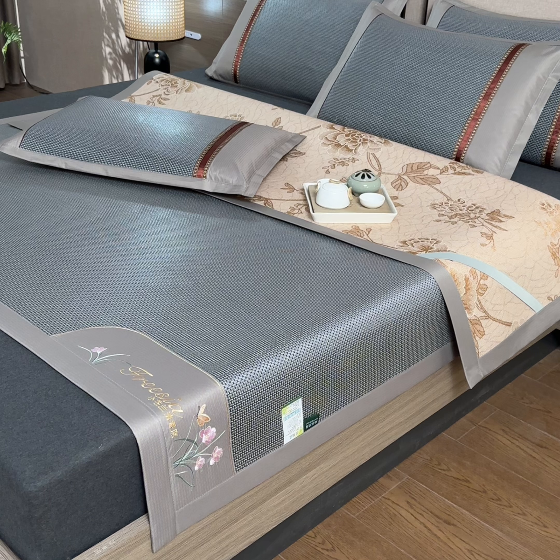 91家纺网 家纺一手货源 找家纺 小牛席业 2026新款小苍兰冰藤-双面席系列凉席藤席冰藤席冰丝席竹席乳胶席凉感豆豆席 小苍兰清香冰藤席-浅蓝