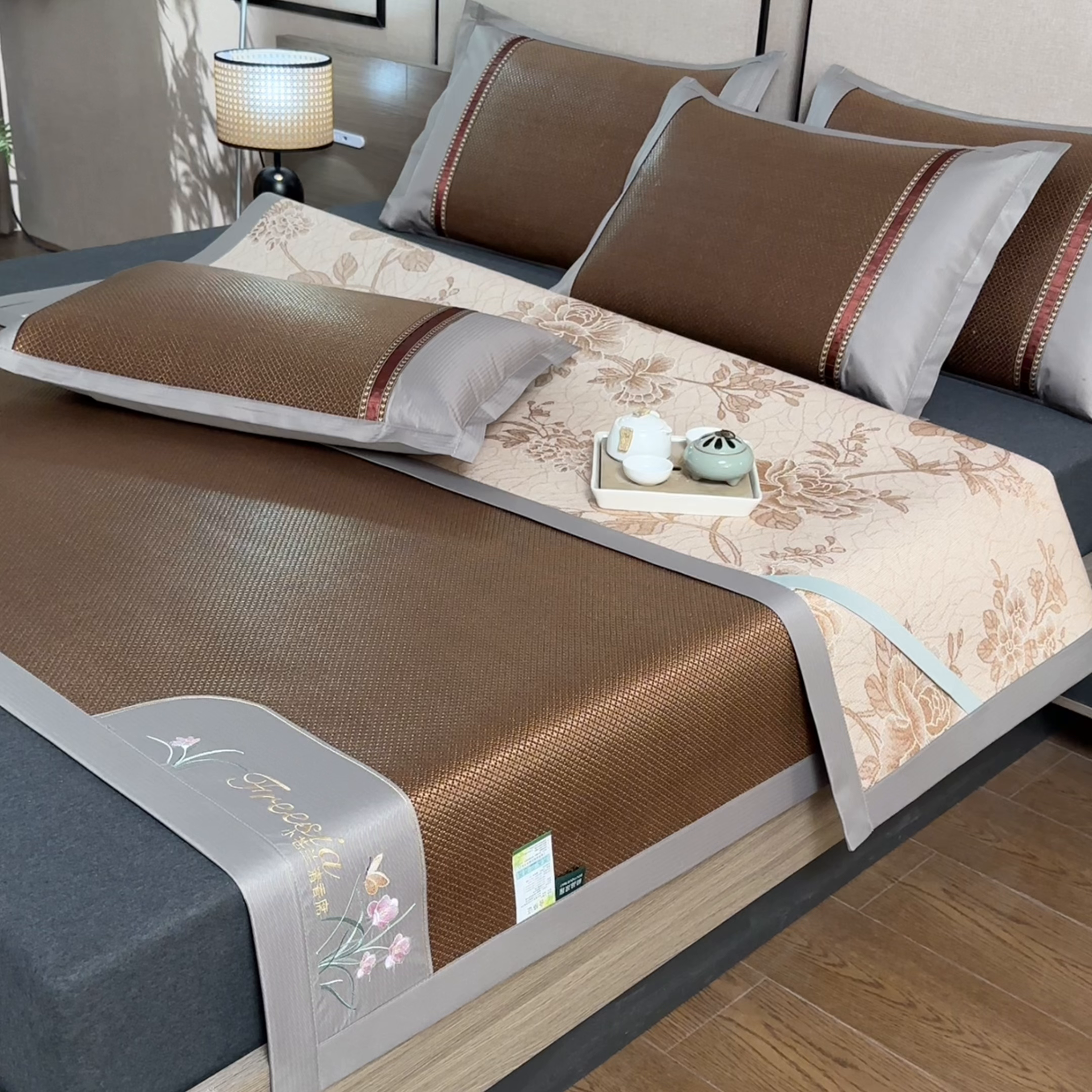 91家纺网 家纺一手货源 找家纺 小牛席业 2026新款小苍兰冰藤-双面席系列凉席藤席冰藤席冰丝席竹席乳胶席凉感豆豆席 小苍兰清香冰藤席-黑咖