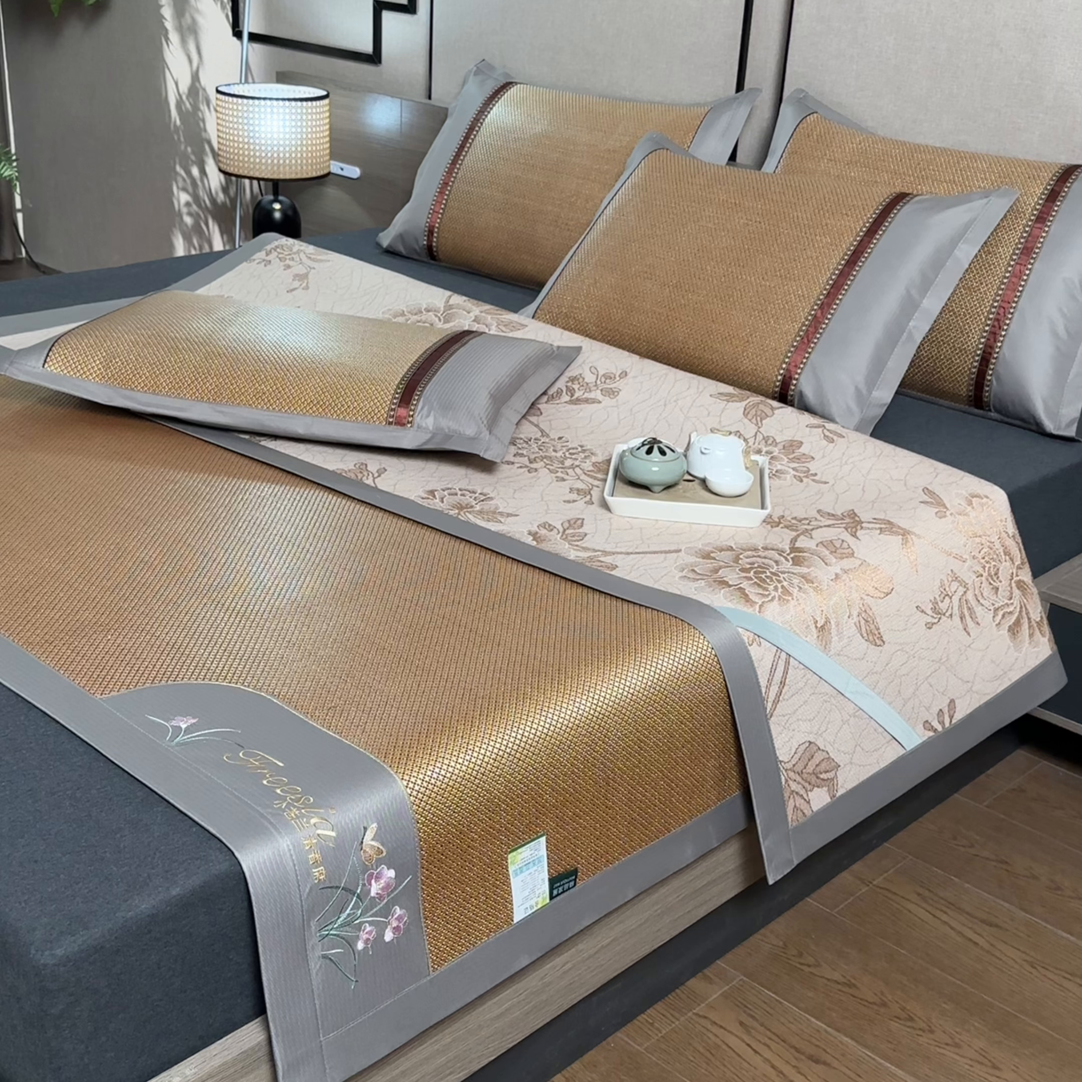 91家纺网 家纺一手货源 找家纺 小牛席业 2026新款小苍兰冰藤-双面席系列凉席藤席冰藤席冰丝席竹席乳胶席凉感豆豆席 小苍兰清香冰藤席-金色