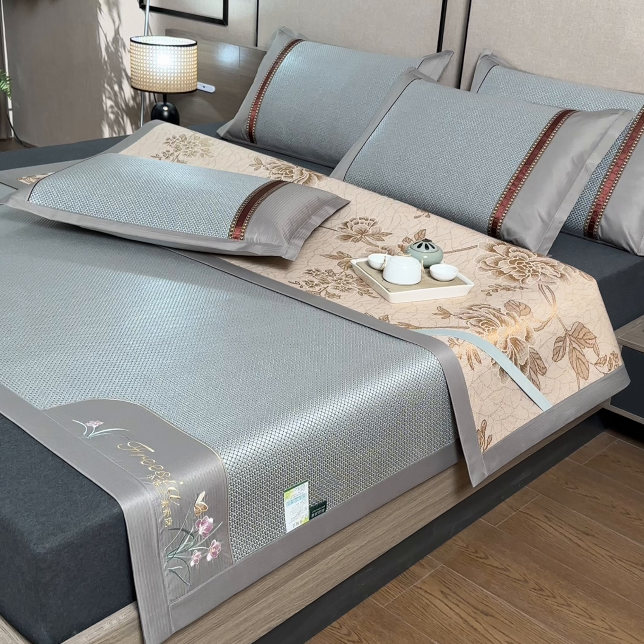 91家纺网 家纺一手货源 找家纺 小牛席业 2026新款小苍兰冰藤-双面席系列凉席藤席冰藤席冰丝席竹席乳胶席凉感豆豆席 小苍兰清香冰藤席-银灰