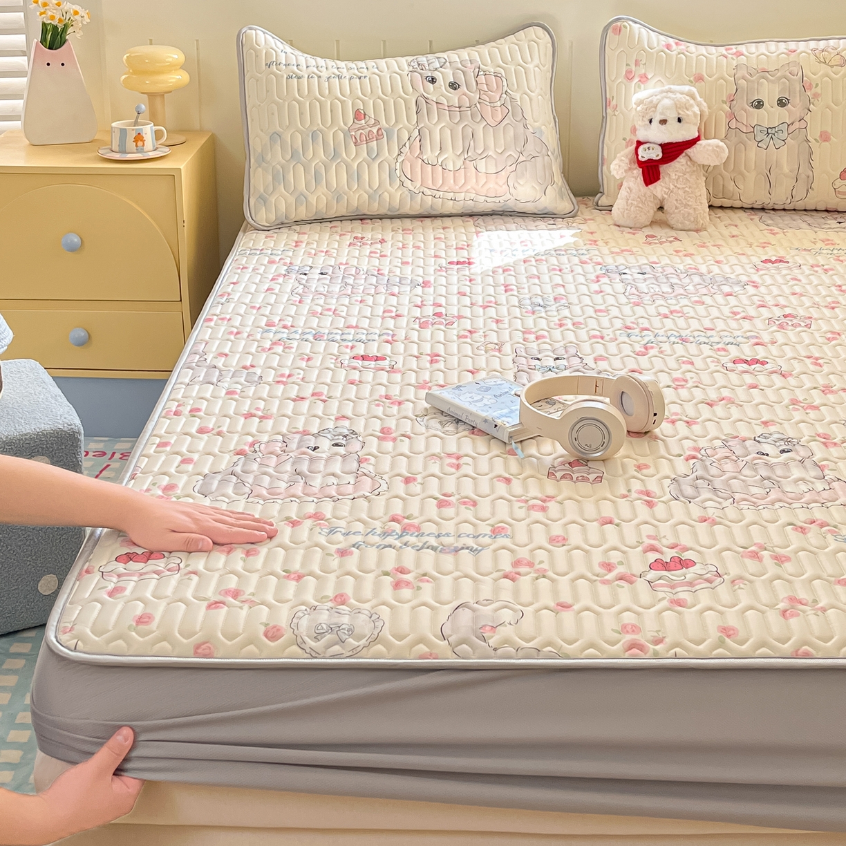 91家纺网 家纺一手货源 找家纺 摩妮卡 2026春夏新款凉感丝印花小清新乳胶凉席席子床笠款三件套 小蛋糕咪咪