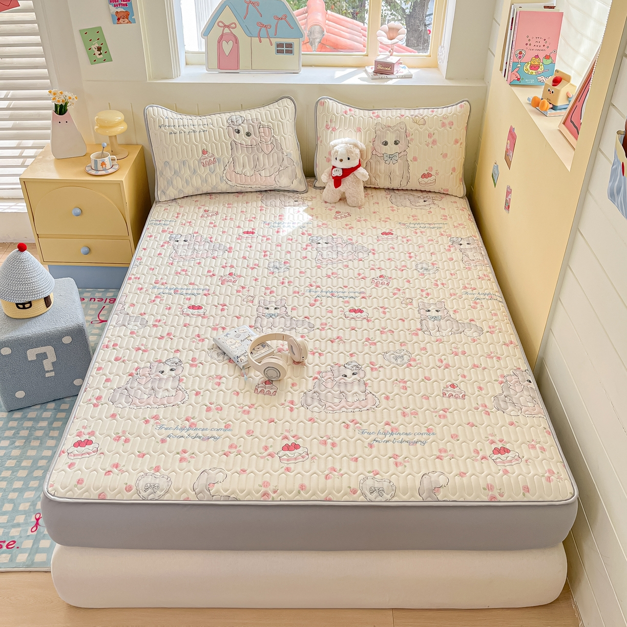 91家纺网 家纺一手货源 找家纺 摩妮卡 2026春夏新款凉感丝印花小清新乳胶凉席席子床笠款三件套 小蛋糕咪咪