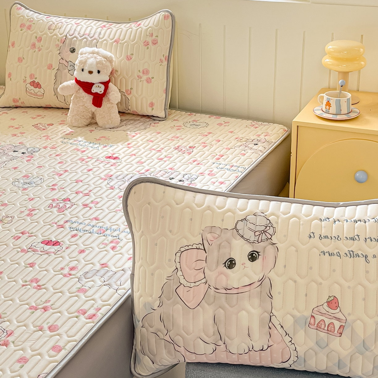 91家纺网 家纺一手货源 找家纺 摩妮卡 2026春夏新款凉感丝印花小清新乳胶凉席席子床笠款三件套 小蛋糕咪咪