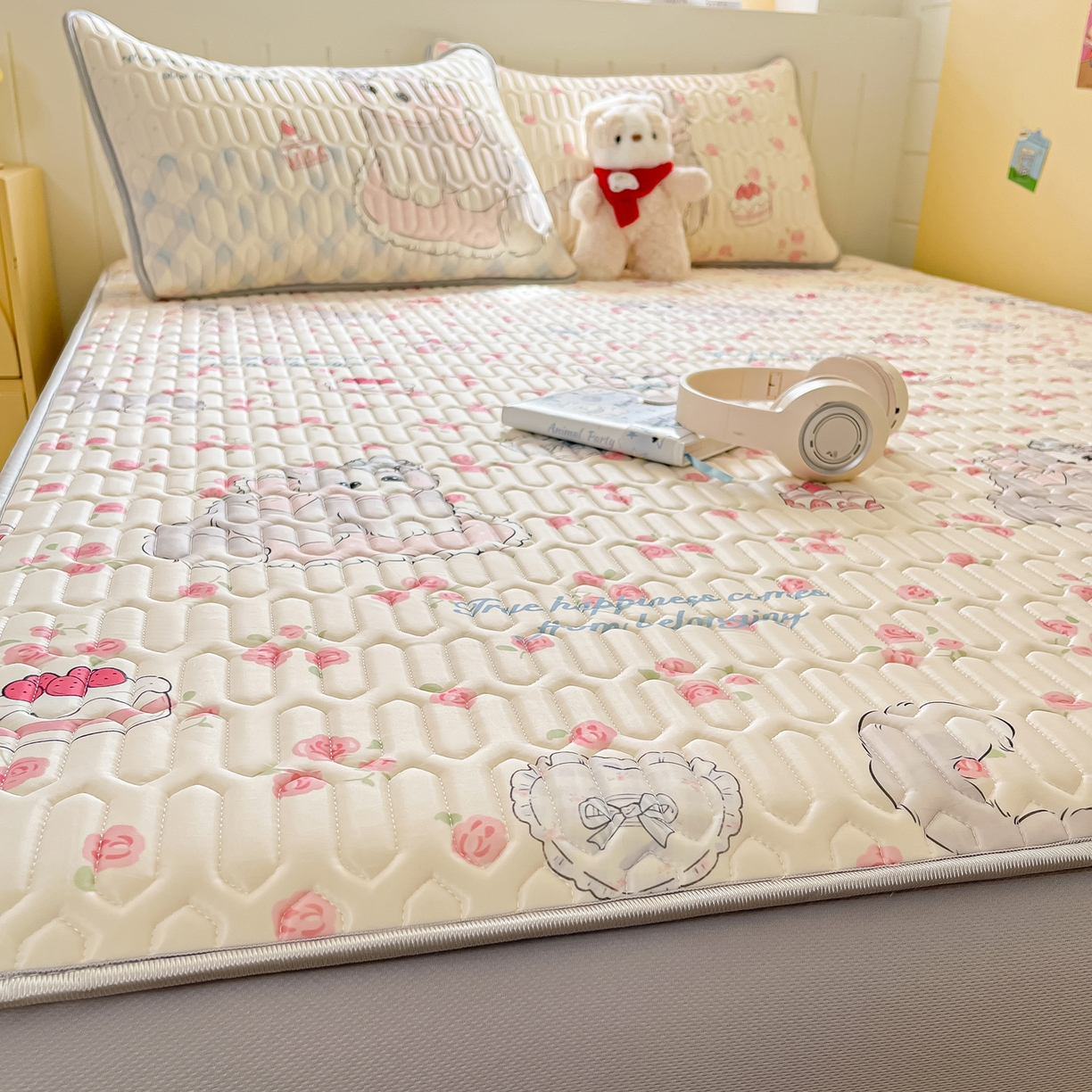 91家纺网 家纺一手货源 找家纺 摩妮卡 2026春夏新款凉感丝印花小清新乳胶凉席席子床笠款三件套 小蛋糕咪咪