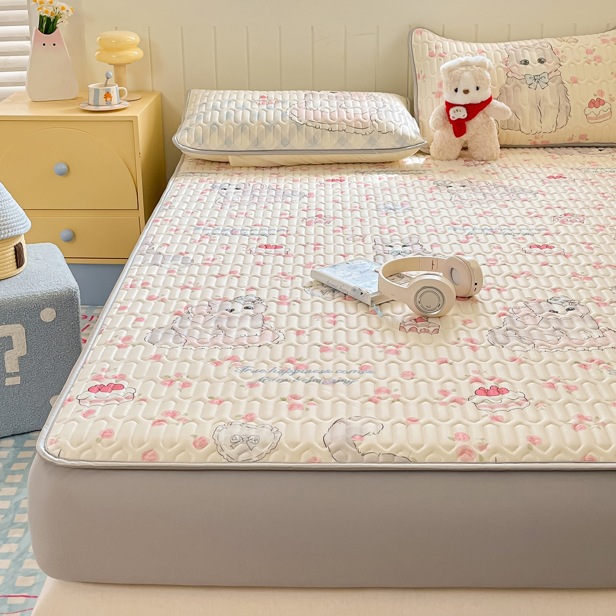 91家纺网 家纺一手货源 找家纺 摩妮卡 2026春夏新款凉感丝印花小清新乳胶凉席席子床笠款三件套 小蛋糕咪咪