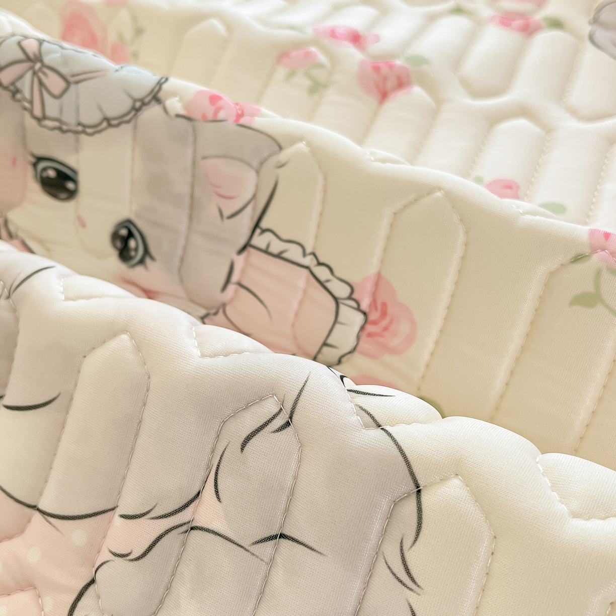 91家纺网 家纺一手货源 找家纺 摩妮卡 2026春夏新款凉感丝印花小清新乳胶凉席席子床笠款三件套 小蛋糕咪咪