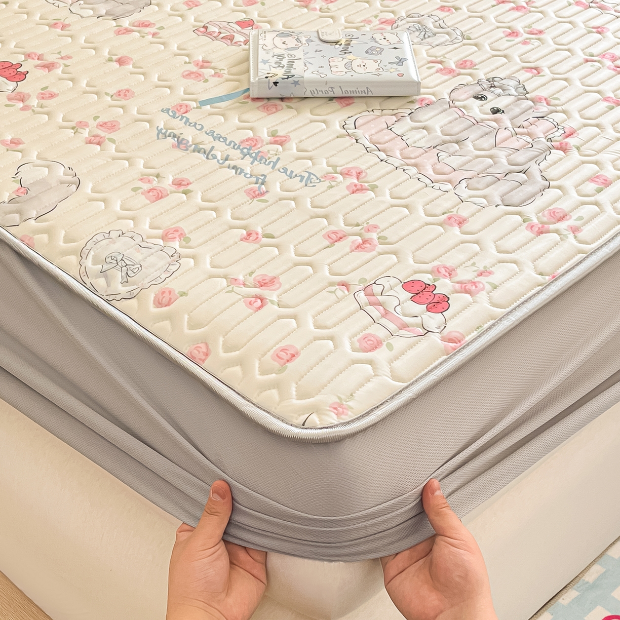 91家纺网 家纺一手货源 找家纺 摩妮卡 2026春夏新款凉感丝印花小清新乳胶凉席席子床笠款三件套 小蛋糕咪咪