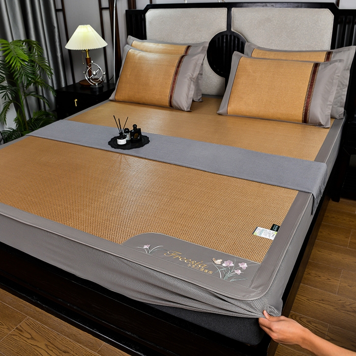 91家纺网 家纺一手货源 找家纺 小牛席业 2026新款小苍兰冰藤席系列（床笠款）凉席藤席冰藤席冰丝席竹席乳胶席 小苍兰清香冰藤席-床笠款（金色）