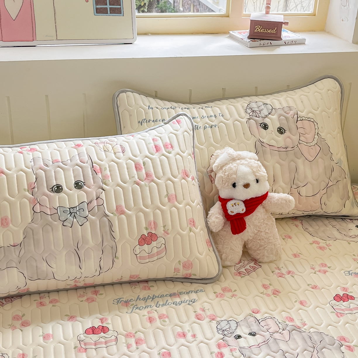 91家纺网 家纺一手货源 找家纺 摩妮卡 2026春夏新款凉感丝印花小清新乳胶凉席席子床笠款三件套 小蛋糕咪咪