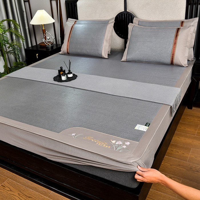 91家纺网 家纺一手货源 找家纺 小牛席业 2026新款小苍兰冰藤席系列（床笠款）凉席藤席冰藤席冰丝席竹席乳胶席 小苍兰清香冰藤席-床笠款（浅蓝）