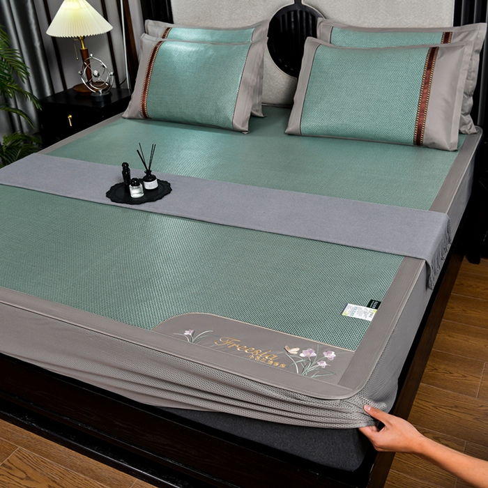 91家纺网 家纺一手货源 找家纺 小牛席业 2026新款小苍兰冰藤席系列（床笠款）凉席藤席冰藤席冰丝席竹席乳胶席 小苍兰清香冰藤席-床笠款（绿色）