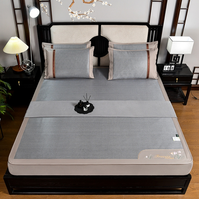 91家纺网 家纺一手货源 找家纺 小牛席业 2026新款小苍兰冰藤席系列（床笠款）凉席藤席冰藤席冰丝席竹席乳胶席 小苍兰清香冰藤席-床笠款（浅蓝）