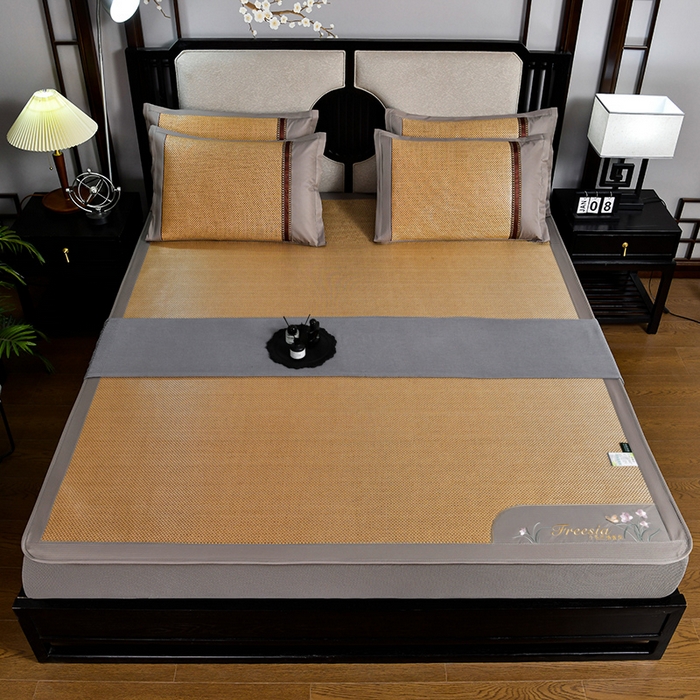 91家纺网 家纺一手货源 找家纺 小牛席业 2026新款小苍兰冰藤席系列（床笠款）凉席藤席冰藤席冰丝席竹席乳胶席 小苍兰清香冰藤席-床笠款（金色）