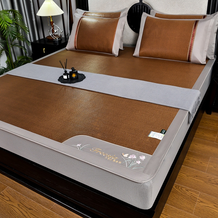 91家纺网 家纺一手货源 找家纺 小牛席业 2026新款小苍兰冰藤席系列（床笠款）凉席藤席冰藤席冰丝席竹席乳胶席 小苍兰清香冰藤席-床笠款（黑咖）