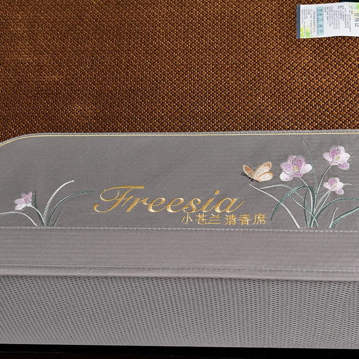 91家纺网 家纺一手货源 找家纺 小牛席业 2026新款小苍兰冰藤席系列（床笠款）凉席藤席冰藤席冰丝席竹席乳胶席 小苍兰清香冰藤席-床笠款（黑咖）