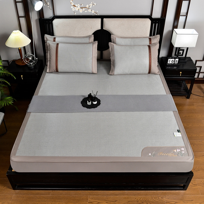 91家纺网 家纺一手货源 找家纺 小牛席业 2026新款小苍兰冰藤席系列（床笠款）凉席藤席冰藤席冰丝席竹席乳胶席 小苍兰清香冰藤席-床笠款（银灰）