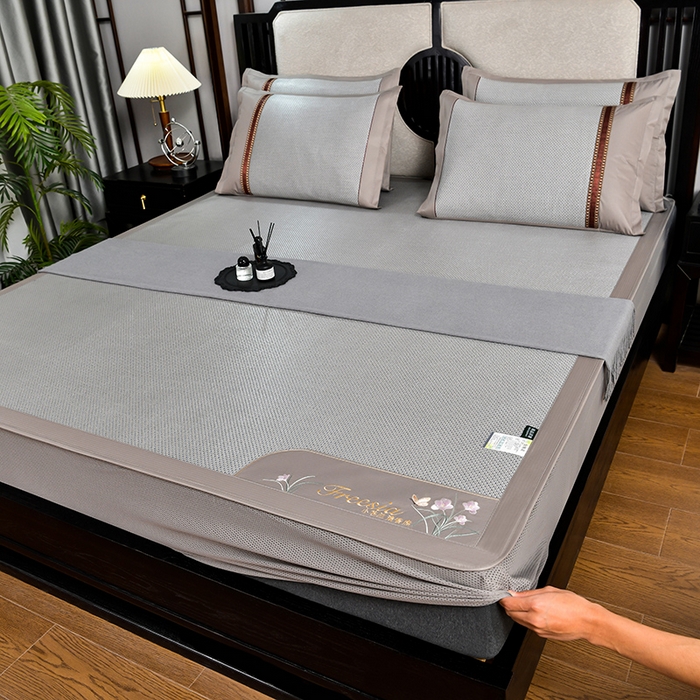 91家纺网 家纺一手货源 找家纺 小牛席业 2026新款小苍兰冰藤席系列（床笠款）凉席藤席冰藤席冰丝席竹席乳胶席 小苍兰清香冰藤席-床笠款（银灰）