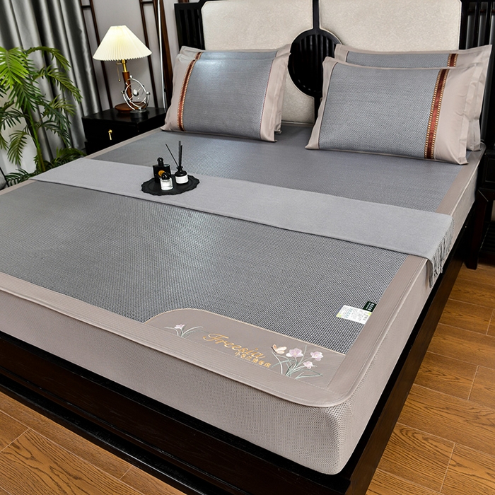 91家纺网 家纺一手货源 找家纺 小牛席业 2026新款小苍兰冰藤席系列（床笠款）凉席藤席冰藤席冰丝席竹席乳胶席 小苍兰清香冰藤席-床笠款（浅蓝）