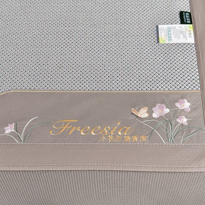 91家纺网 家纺一手货源 找家纺 小牛席业 2026新款小苍兰冰藤席系列（床笠款）凉席藤席冰藤席冰丝席竹席乳胶席 小苍兰清香冰藤席-床笠款（银灰）