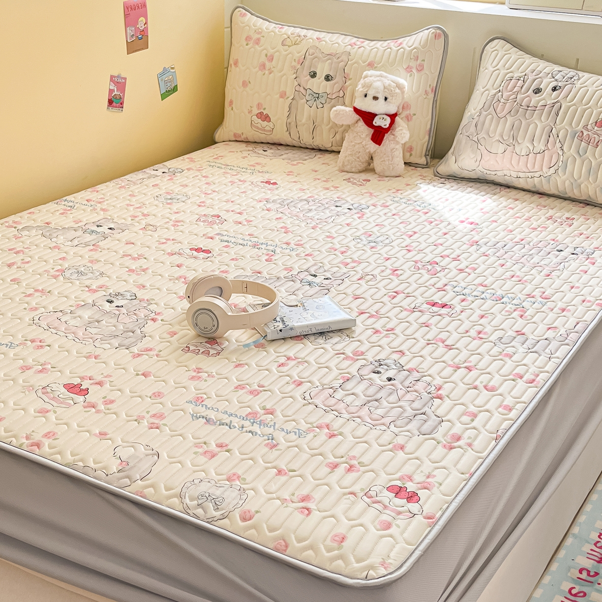 91家纺网 家纺一手货源 找家纺 摩妮卡 2026春夏新款凉感丝印花小清新乳胶凉席席子床笠款三件套 小蛋糕咪咪