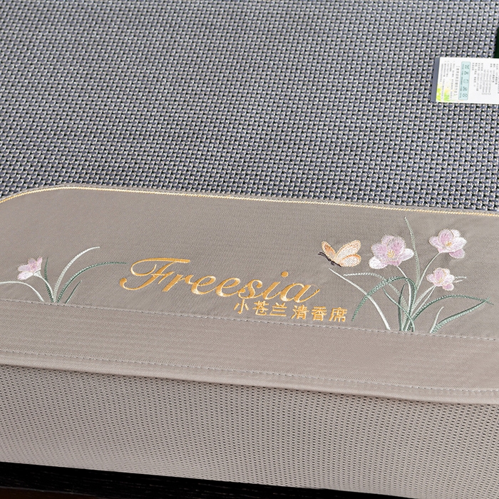 91家纺网 家纺一手货源 找家纺 小牛席业 2026新款小苍兰冰藤席系列（床笠款）凉席藤席冰藤席冰丝席竹席乳胶席 小苍兰清香冰藤席-床笠款（浅蓝）