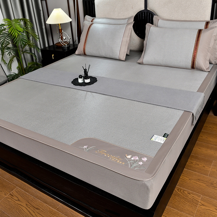 91家纺网 家纺一手货源 找家纺 小牛席业 2026新款小苍兰冰藤席系列（床笠款）凉席藤席冰藤席冰丝席竹席乳胶席 小苍兰清香冰藤席-床笠款（银灰）