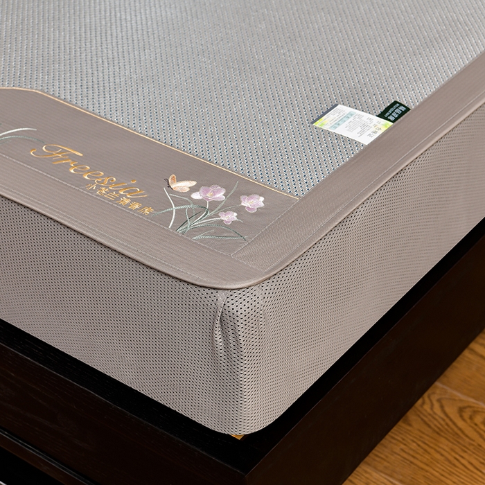 91家纺网 家纺一手货源 找家纺 小牛席业 2026新款小苍兰冰藤席系列（床笠款）凉席藤席冰藤席冰丝席竹席乳胶席 小苍兰清香冰藤席-床笠款（银灰）