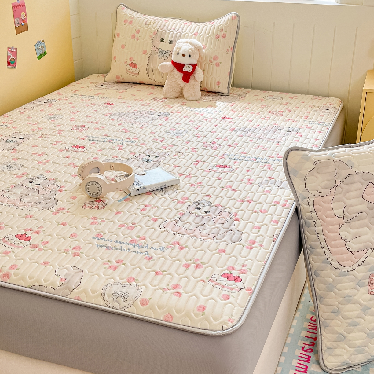 91家纺网 家纺一手货源 找家纺 摩妮卡 2026春夏新款凉感丝印花小清新乳胶凉席席子床笠款三件套 小蛋糕咪咪