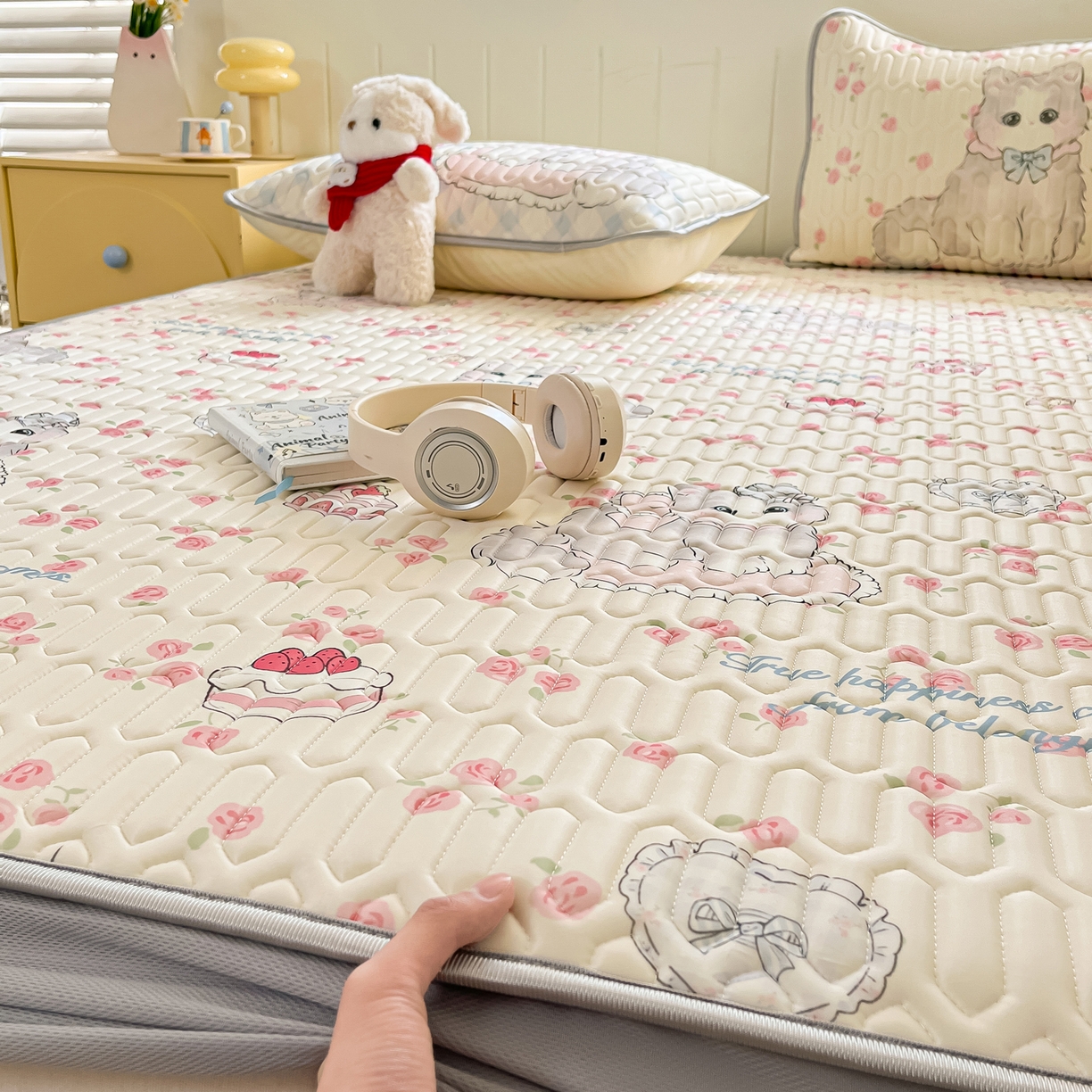 91家纺网 家纺一手货源 找家纺 摩妮卡 2026春夏新款凉感丝印花小清新乳胶凉席席子床笠款三件套 小蛋糕咪咪