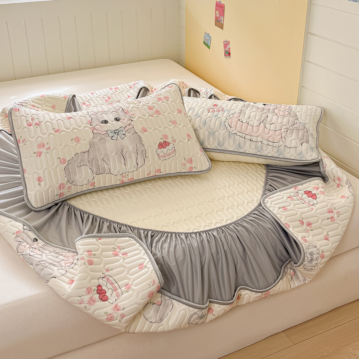 91家纺网 家纺一手货源 找家纺 摩妮卡 2026春夏新款凉感丝印花小清新乳胶凉席席子床笠款三件套 小蛋糕咪咪