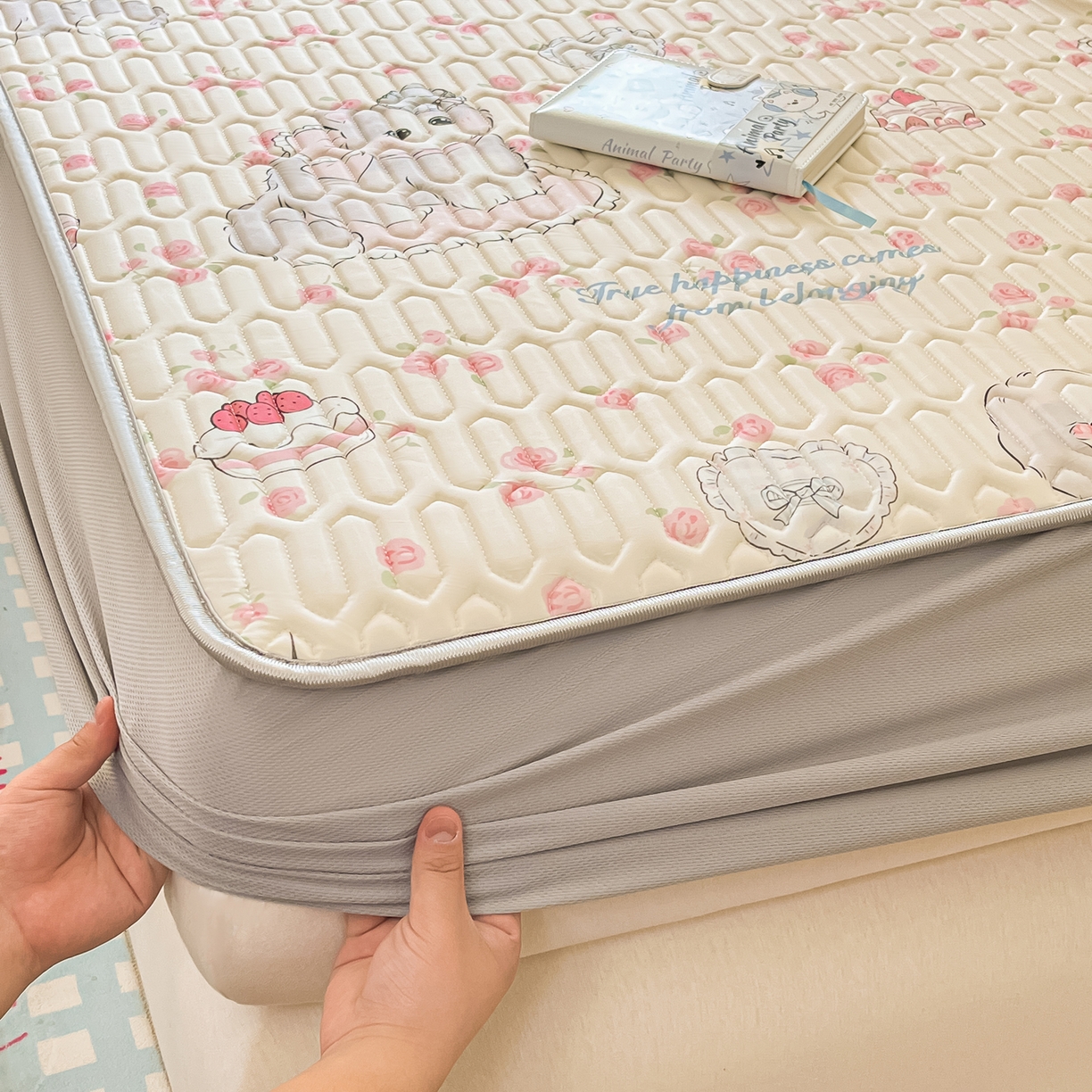 91家纺网 家纺一手货源 找家纺 摩妮卡 2026春夏新款凉感丝印花小清新乳胶凉席席子床笠款三件套 小蛋糕咪咪